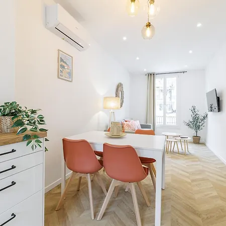 Large & Confort 2 Bdr Renovated Lejlighed *